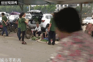把老人按地上?网传民众市场管理员