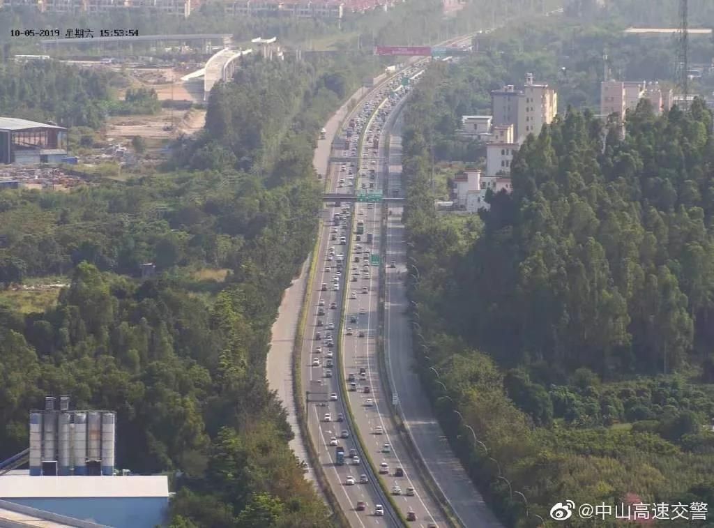 10月5日下午,中山高速交警通过无人机巡航,发现翠亨收费站及其周边