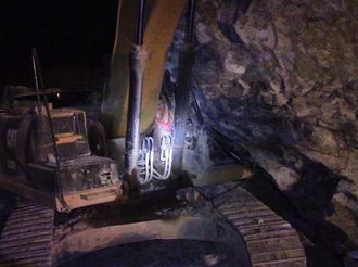 中山一挖掘机被百吨巨石埋压，司机被困！消防员上演生死营救
