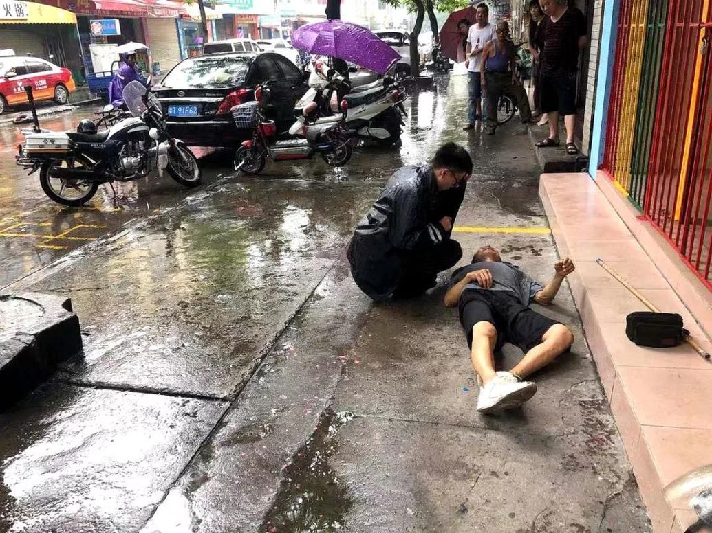 大雨中男子发病倒地不起之后的一幕让人感动