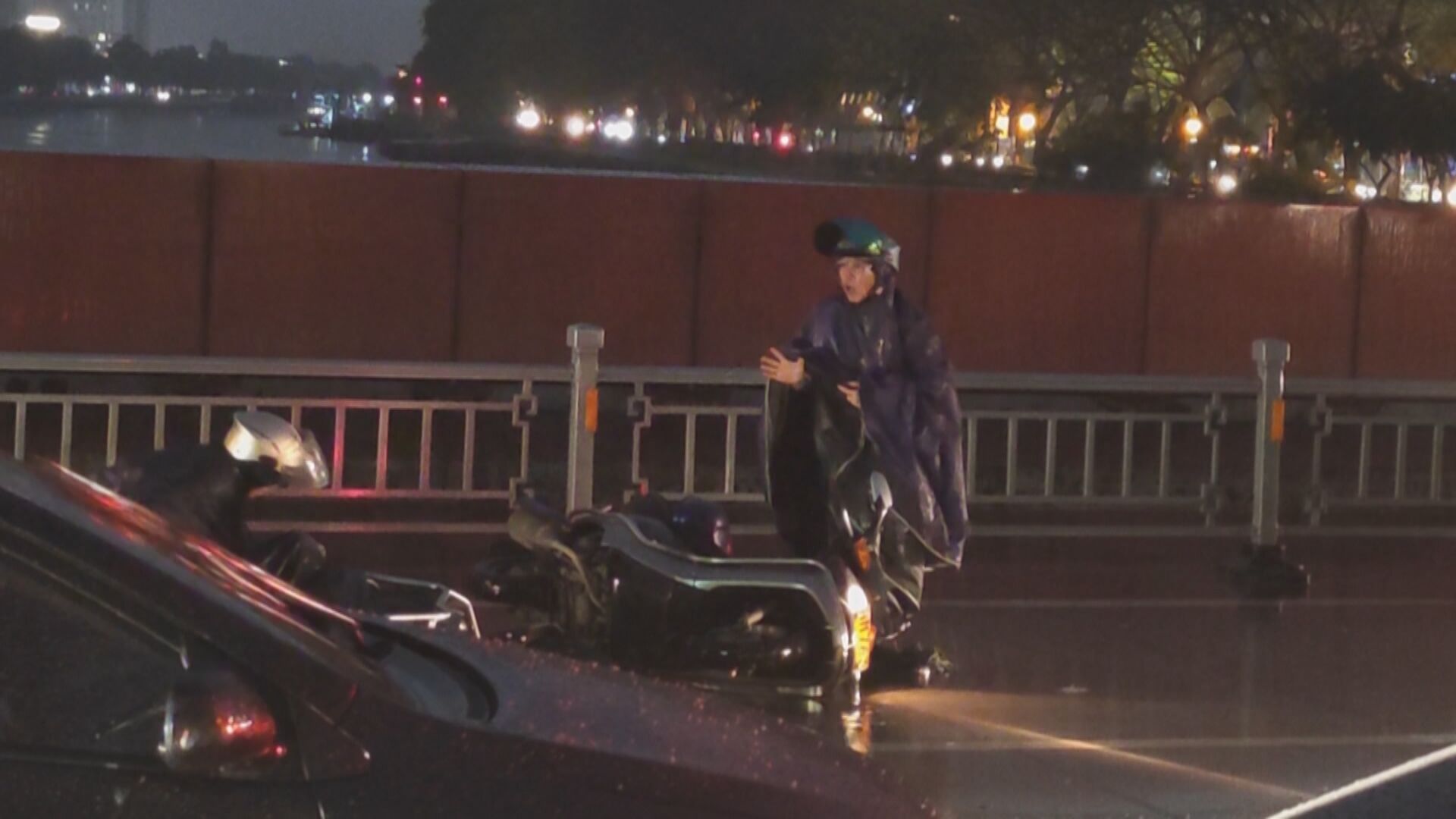 年仅26岁！女子骑摩托弯道超车撞栏杆身亡_手机新浪网