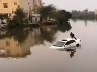 【大量视频】板芙一小车下河“洗澡” 司机站在车顶求救