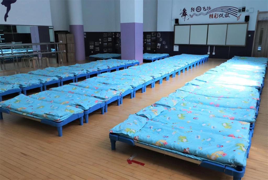 光明小学将舞蹈教室中午开放为午休室，学生的午休床已放置好。新华社记者 李紫薇 摄