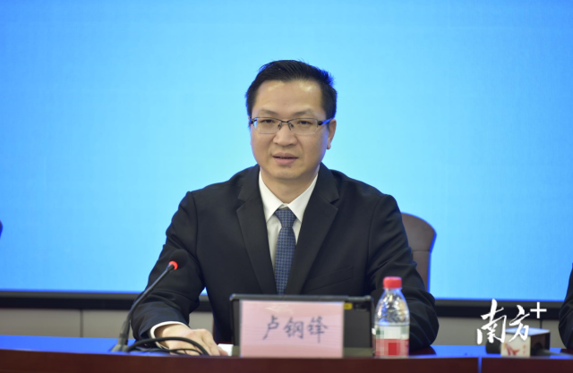 东凤镇党委委员、副镇长卢钢锋。 南方+ 卢子衡 拍摄