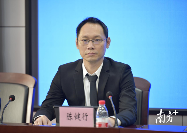 东凤镇工科商务局局长陈健行。 南方+ 卢子衡 拍摄