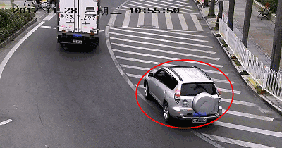 监控视频显示,绝大部分违法司机都是这样压导流线的.