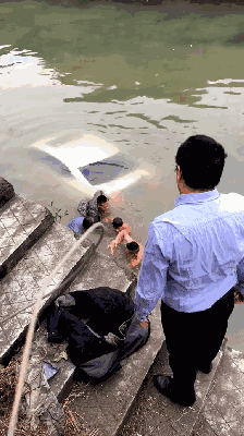 女子跳河眼看沉没中山一小伙马上为他们点赞