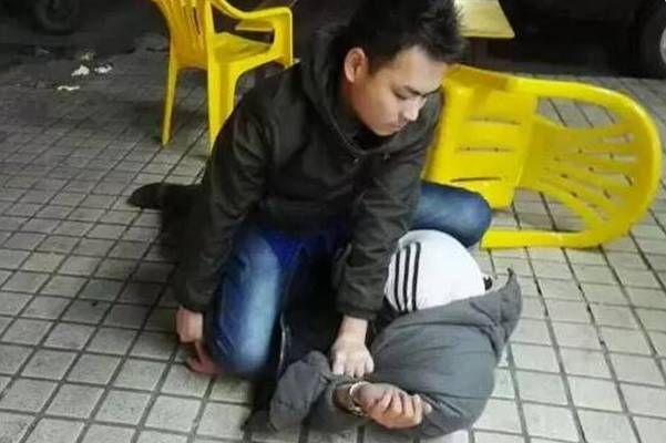 西区城管下班见义勇为三招制服魁梧小偷