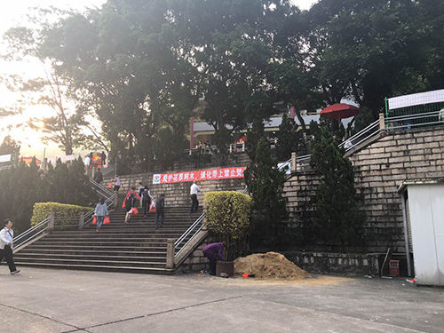 今日是清明节,在市殡仪馆思亲楼迎来了拜祭高峰.