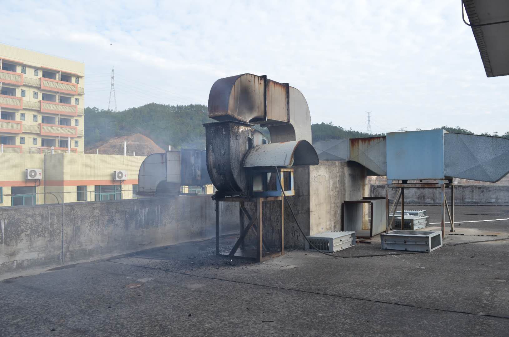 今天上午中山一厨房烟囱起火原来是陈年油垢惹的祸