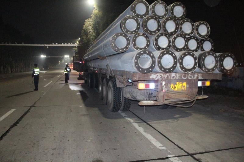 撞枪口5辆管桩重型半挂牵引车超载同时被查