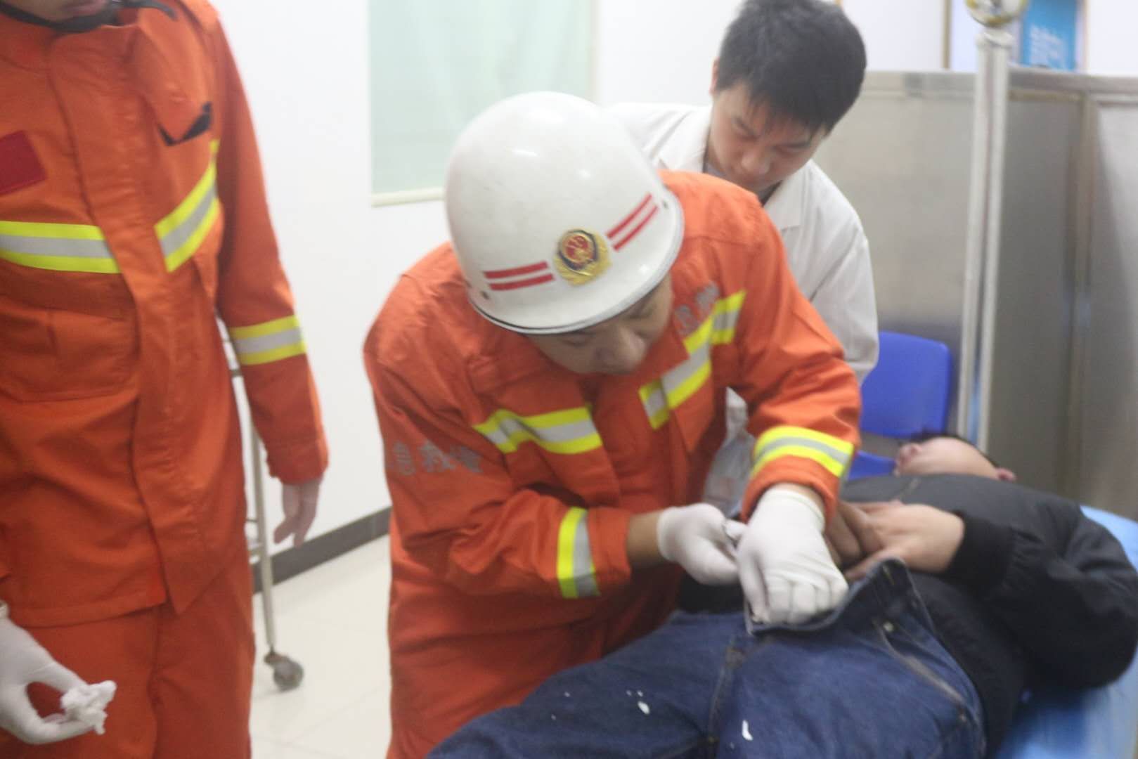 中山一男子"命根子"被卡,消防员动用医用剪刀