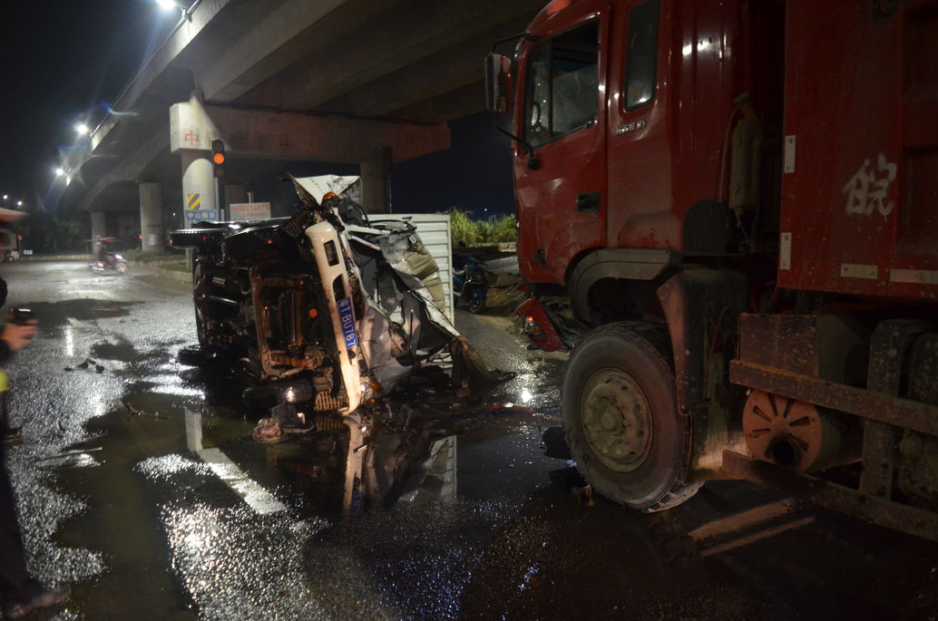 惨烈!货车与泥头车相撞,货车司机被困