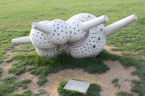 青岛西海岸新区开有孔虫雕塑园的简介上是这么介绍的:"这是广东中山市