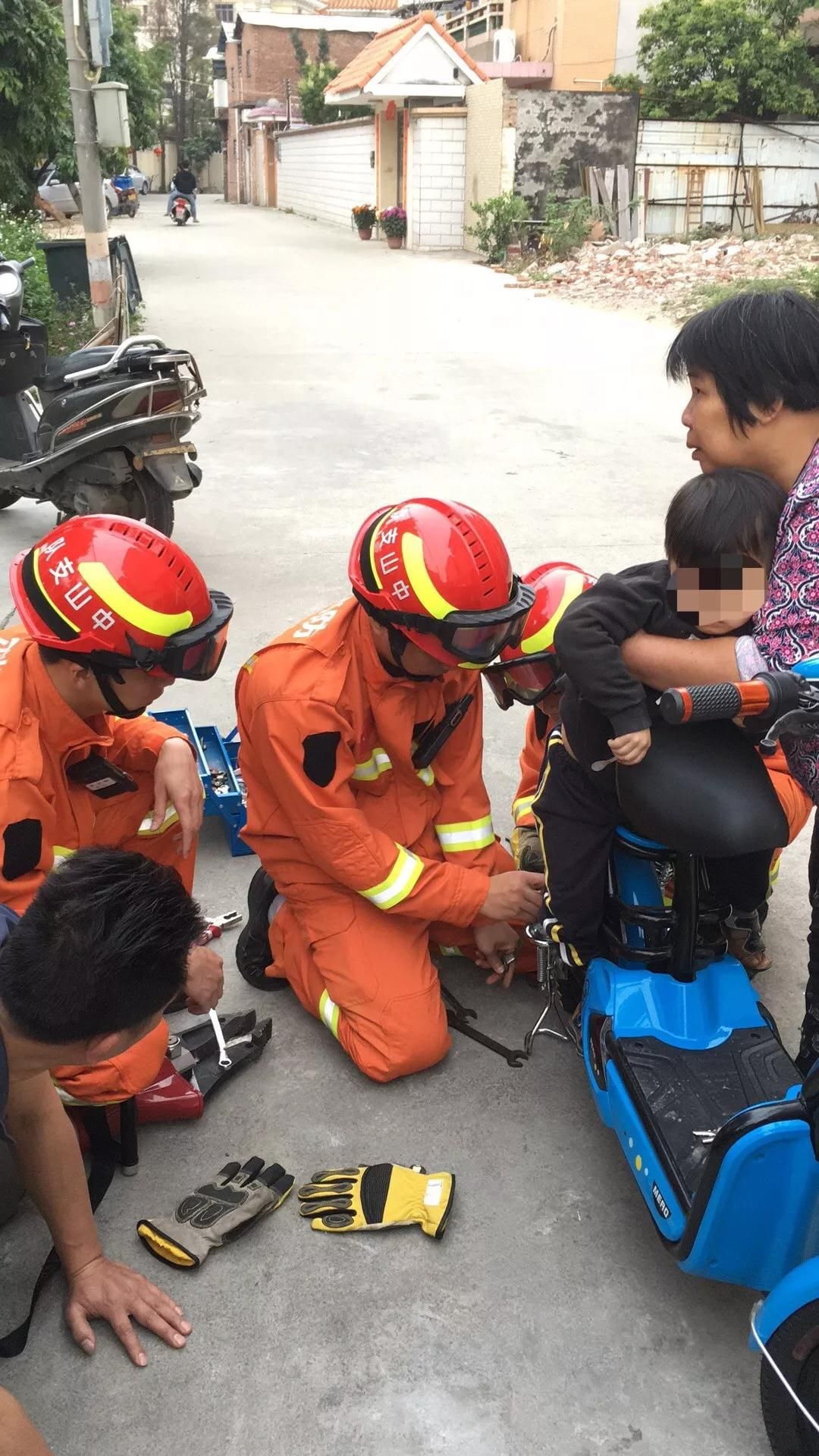 这边5岁幼童被电动车卡脚,那边小孩被玻璃门夹手