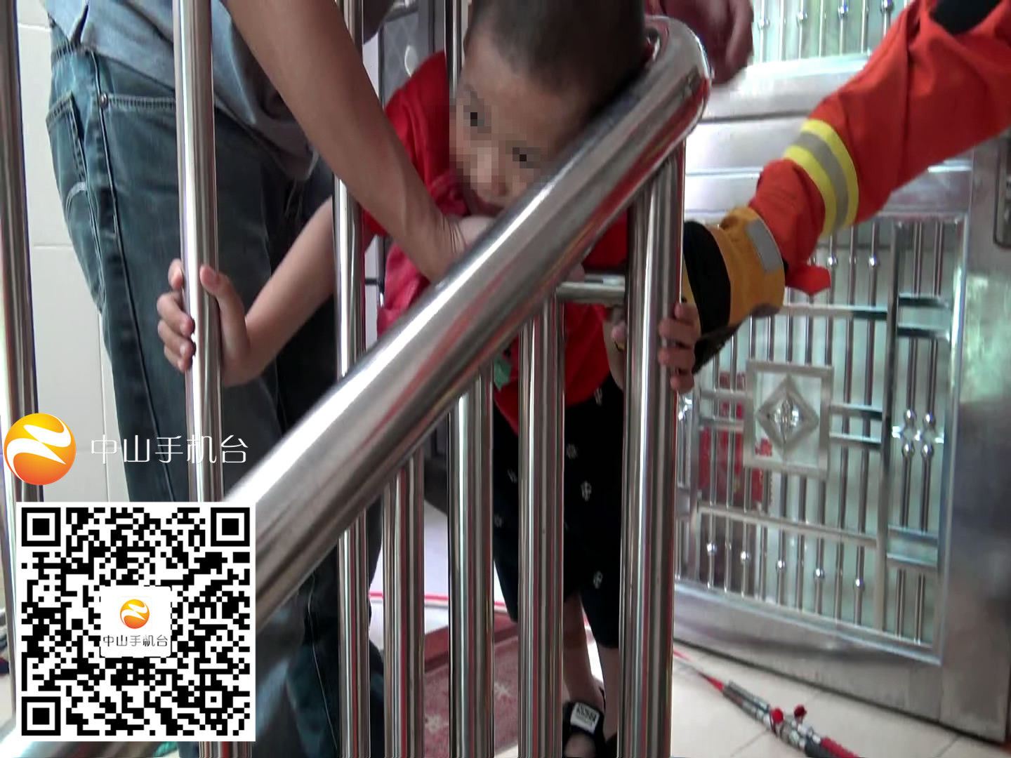 熊孩子又闯祸头被楼梯扶手卡住情况紧急