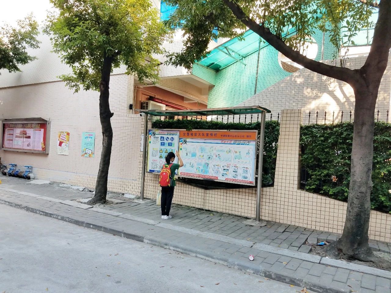 许多行人的关注…当雄壮的国歌声响起时中山柏苑小学如常举行升旗仪式