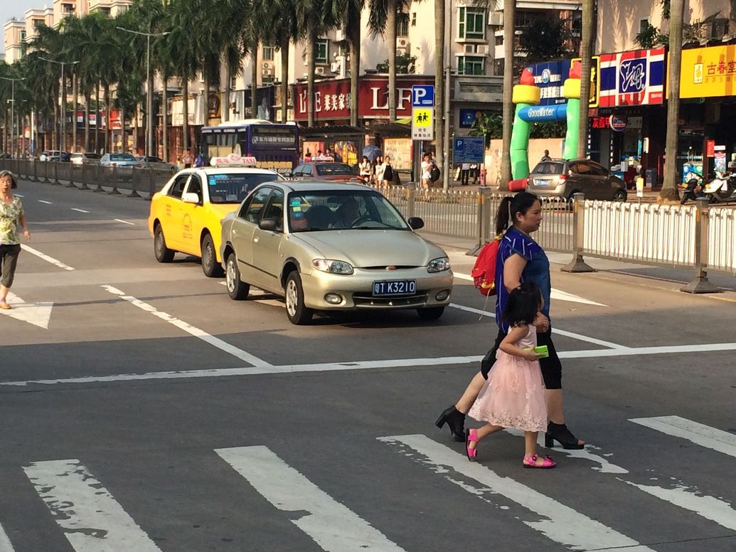 做好事,要留名!交警有奖征集车让人图片