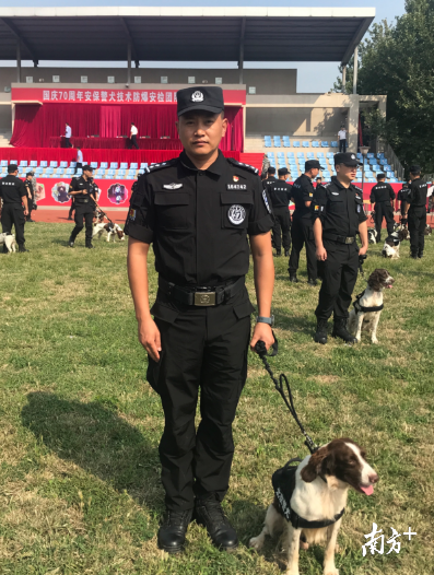 来自中山的他与它保障着国庆阅兵场上的安全