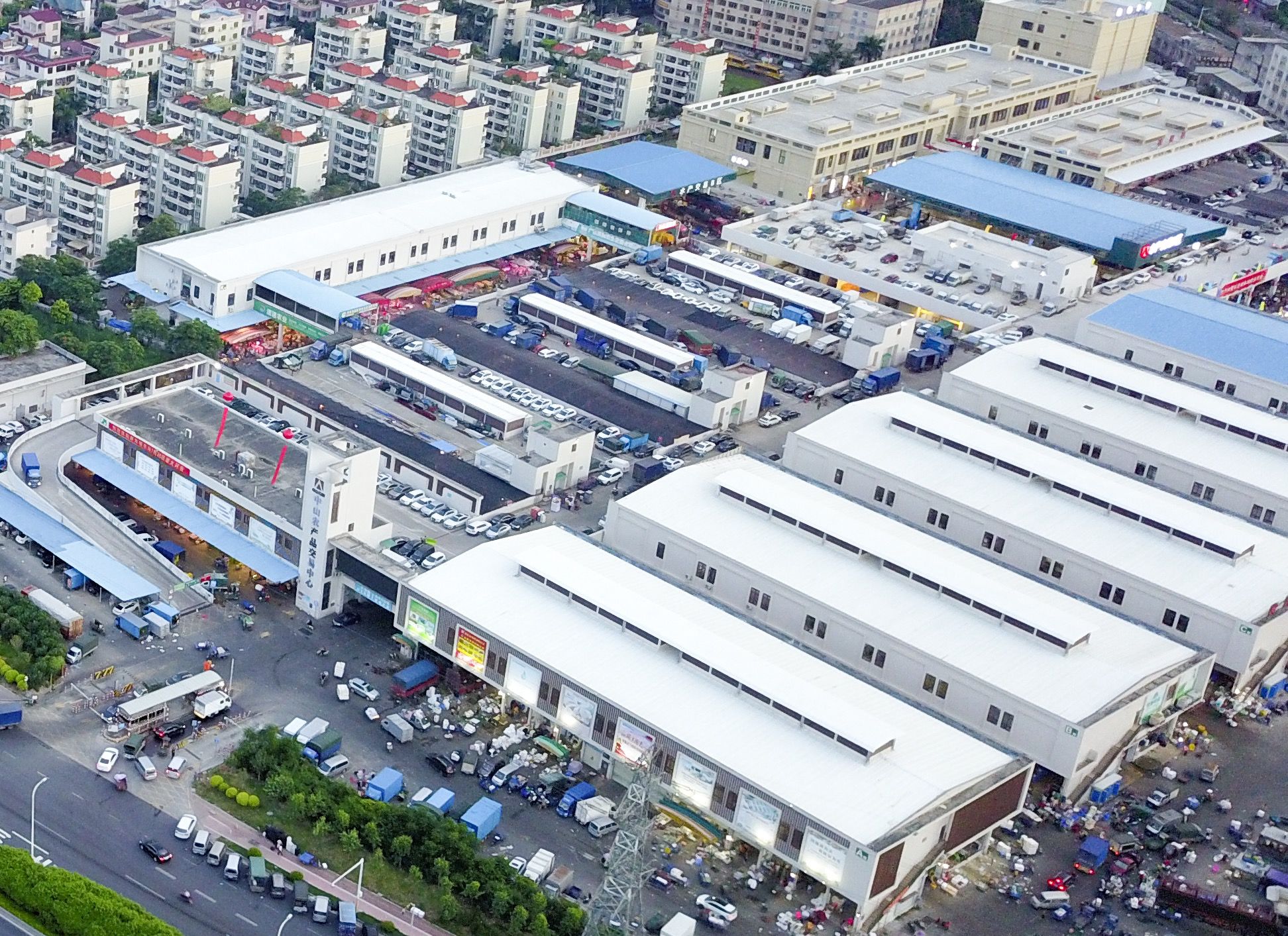 本地新闻        7月底,记者来到广东省中山市西区沙朗果菜批发市场