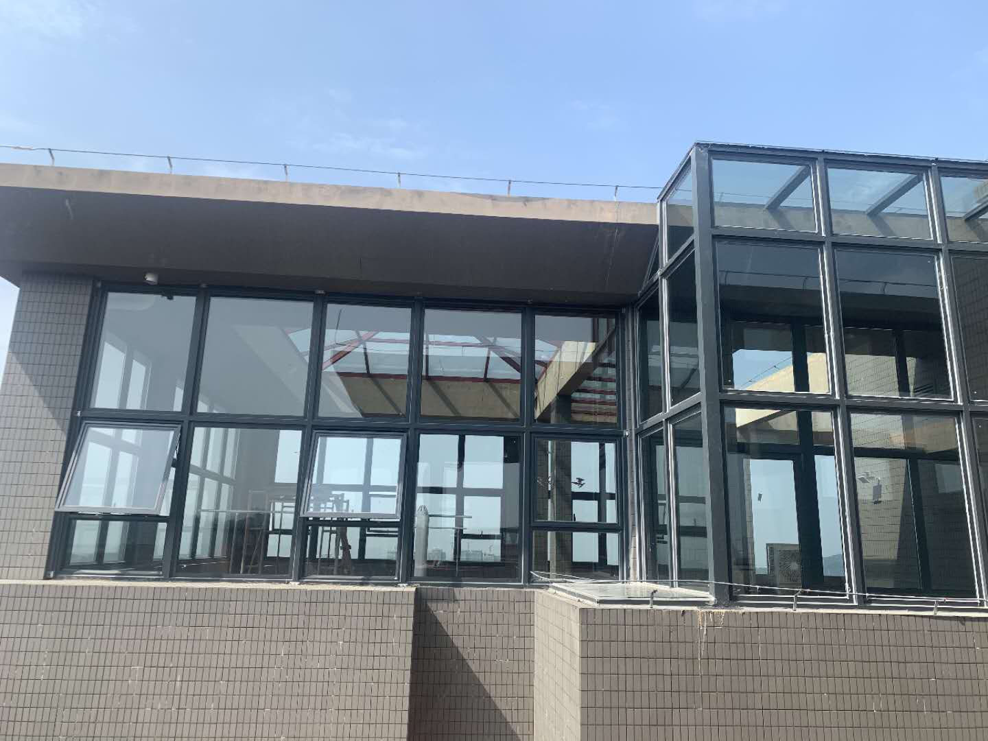 小区业主有人在天台违法加建占地为营城管部门回应