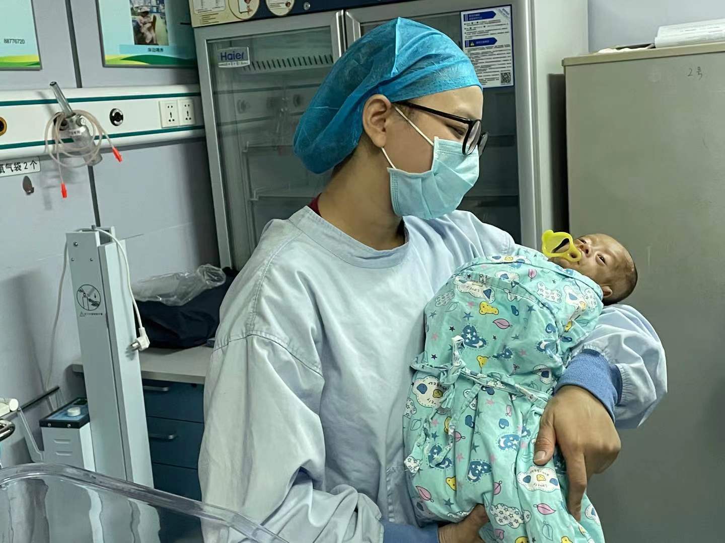 今年9月3日,懷孕僅27周6天的李女士,在中山市博愛醫院誕下了雙胞胎男