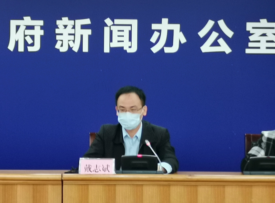 监测检测专责小组副组长戴志斌介绍核酸检测如何实现快速准确确诊病例