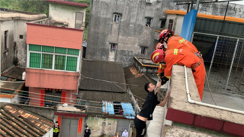 男子酒后跳楼轻生,消防员"怎么又是你?