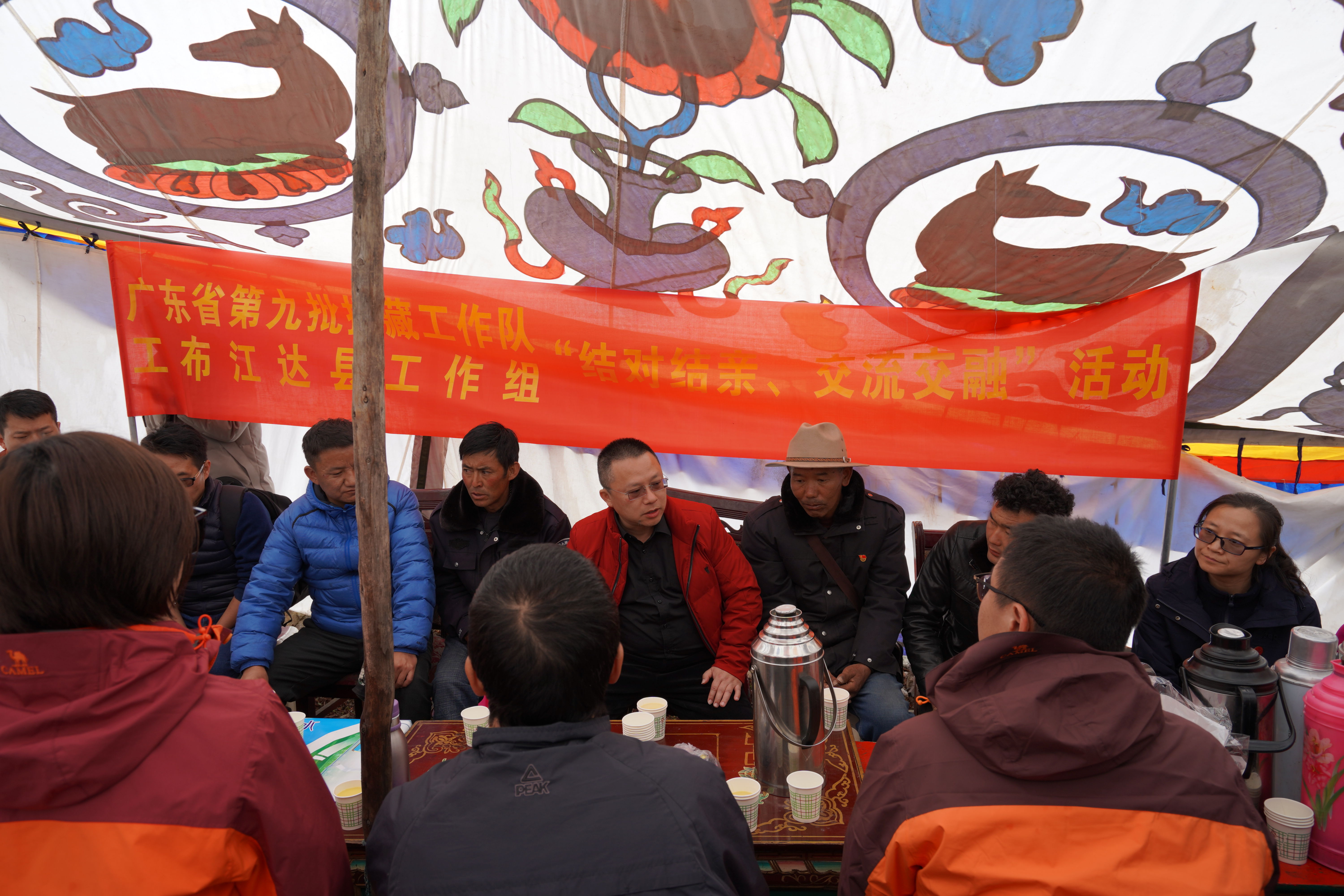 中山援藏工作者为当地藏族村民致富献计