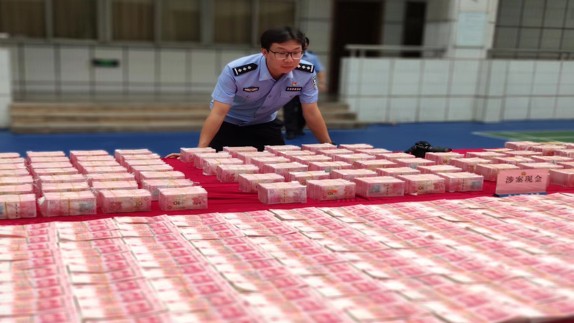 v视频 | 人民币280万 澳门纪念币90万!你见过这么多现金吗?