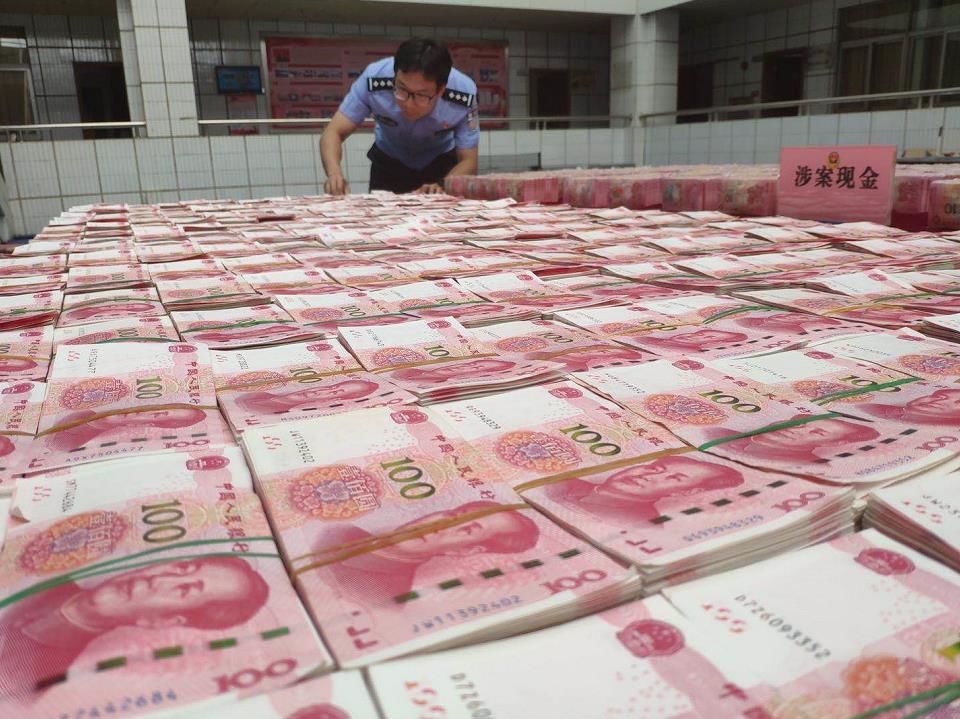 破获一起特大网络投资许骗案,抓获8名犯罪嫌疑人,缴获现金人民币280万