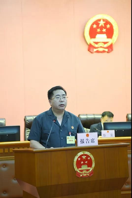 市人大常委会选联工委主任李文军作关于市人民政府提请市十五届人大