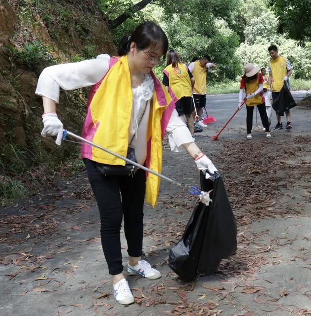 近日,三乡个私协会"光彩服务队"组织会员志愿者到鸦岗村,新圩村