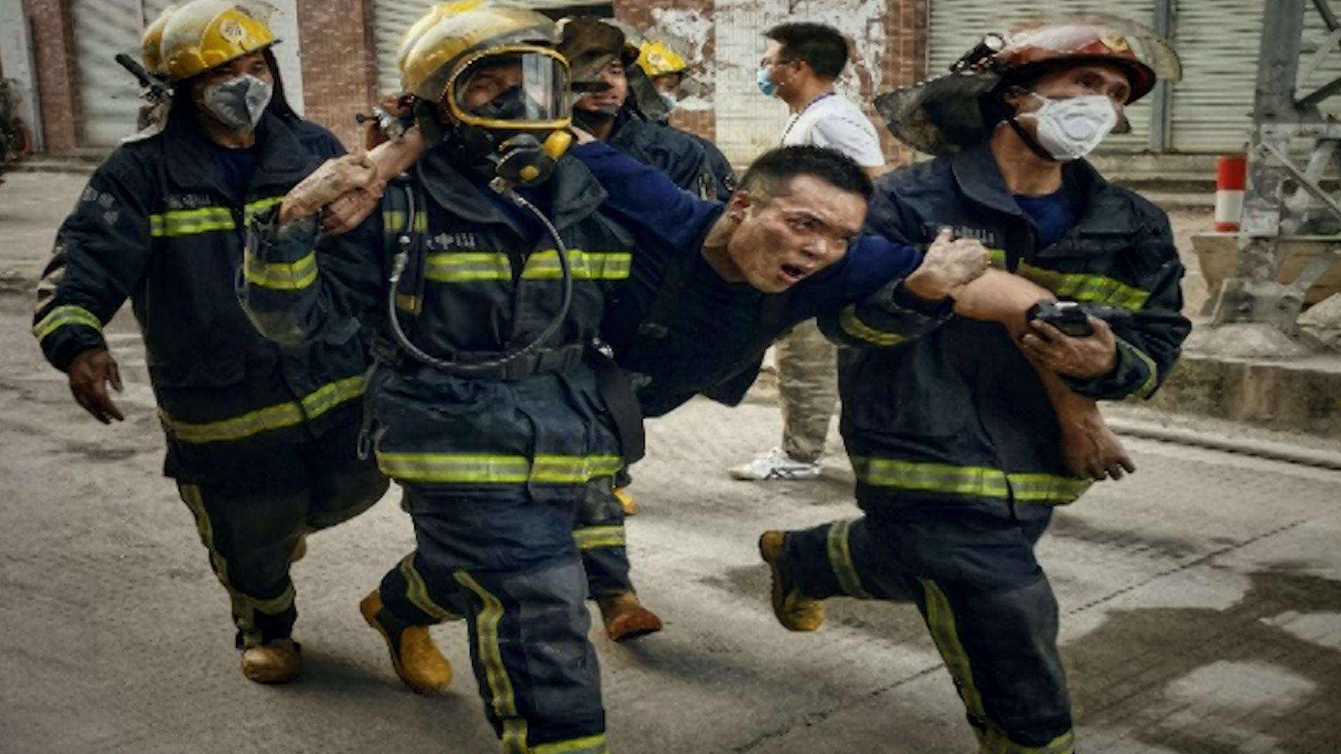 v视频致敬这位消防员3次冲入火场救人自己却晕倒了