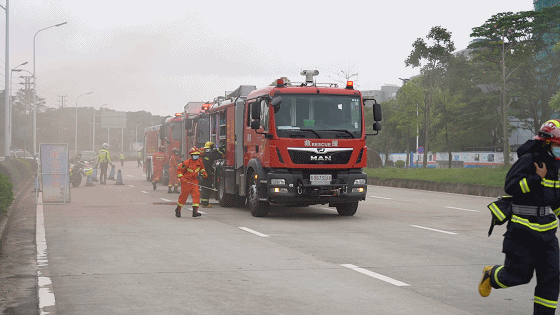 (消防救援大队接到命令后迅速出动多功能消防车到现场处置)