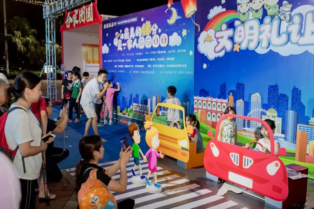 在亲子合影区,亲子一起拍照打卡,寓意着团团圆圆,家庭和美