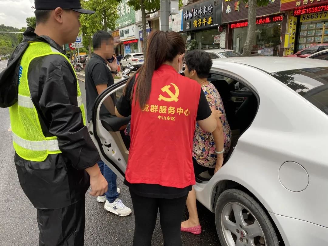 創文速遞(653)|暴雨將至路人騎車摔倒,