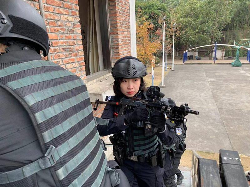 实习女特警报到!巾帼不让须眉 为守护一方平安出力