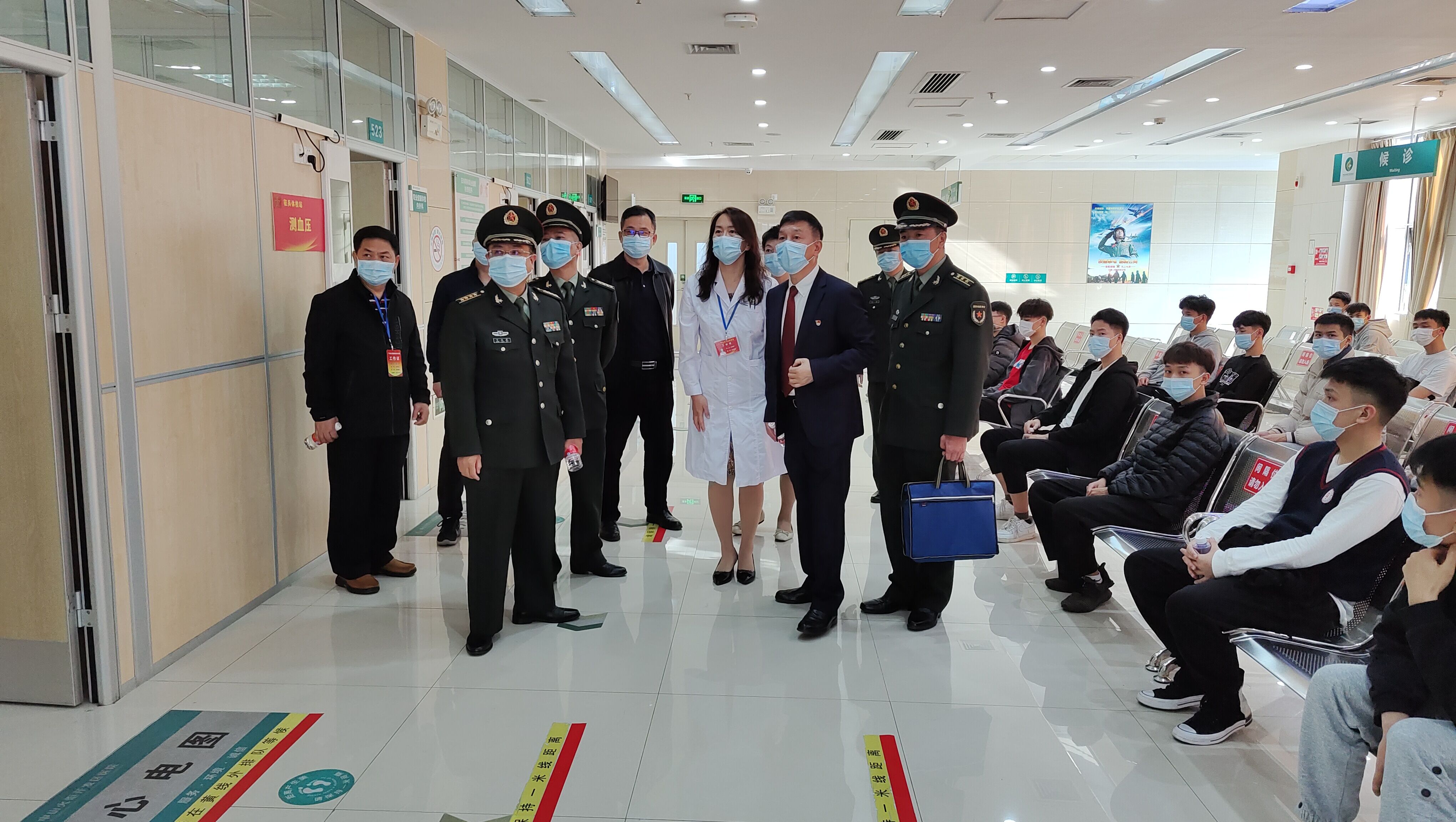 中山军分区司令员李云涛参与征兵指导工作.