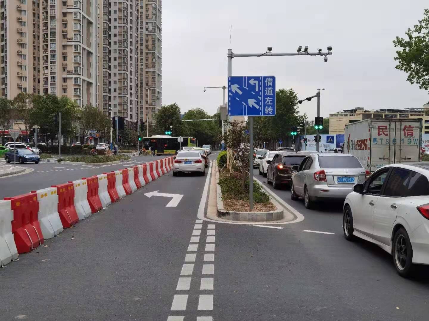 "借道左转"首次实行!城区这个重要路口更畅通了