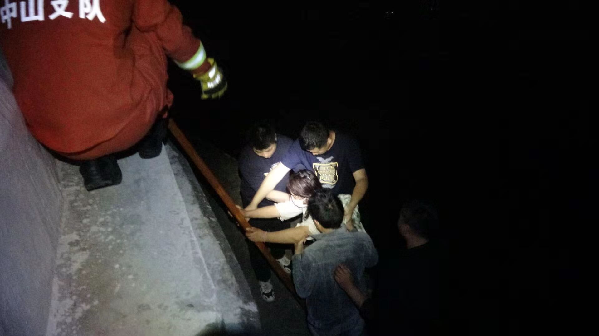 女子因感情纠纷跳河轻生?所幸有人来救.