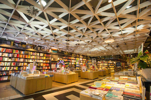 本地新闻六万余种的各类书籍,三千多平方的阅读空间,在中山博雅书店