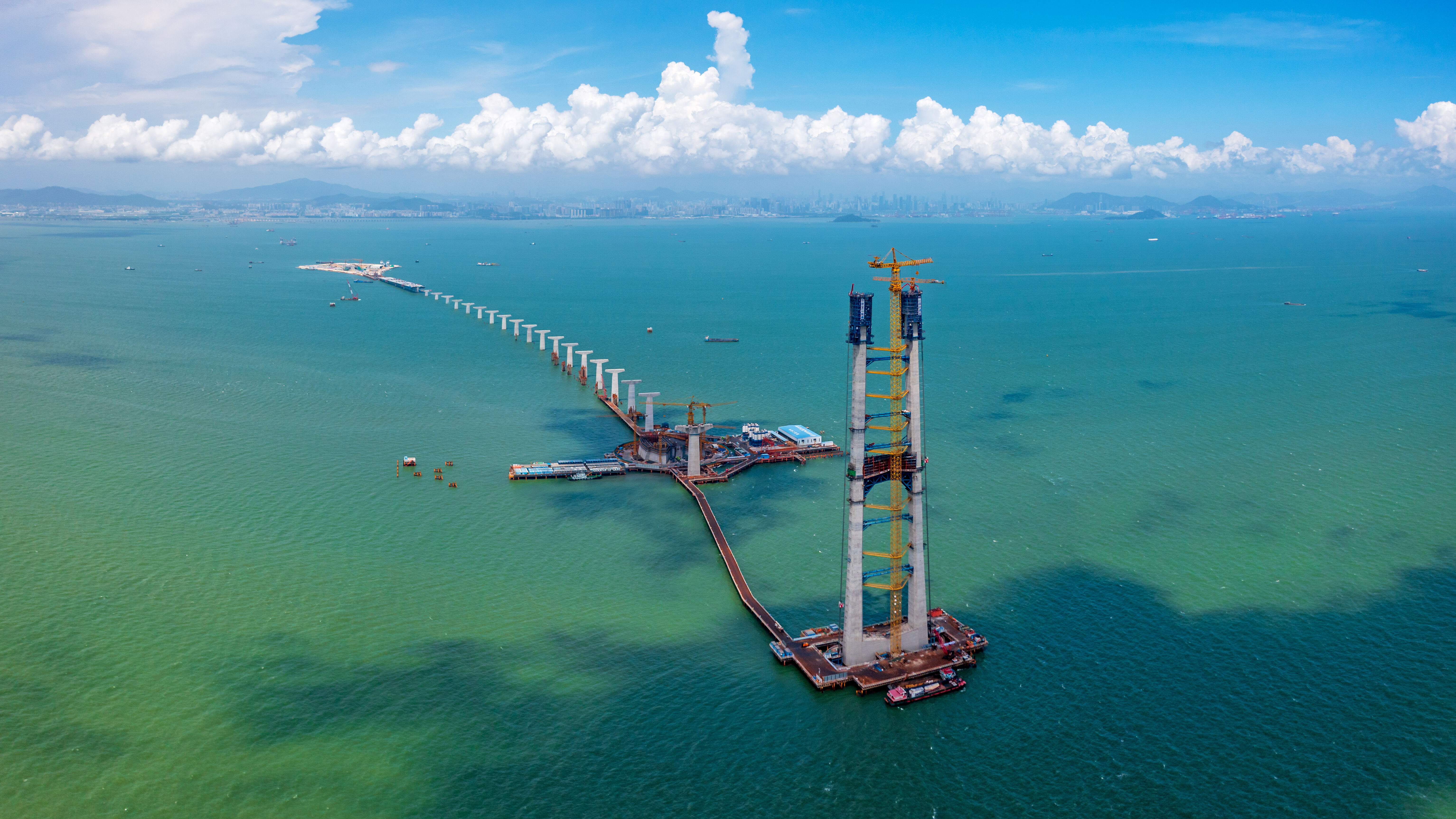 深中通道伶仃洋大桥东索塔完成封顶