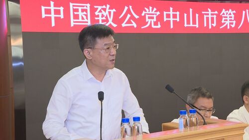 吴军代表市各民主党派,工商联,无党派人士向大会致贺词.