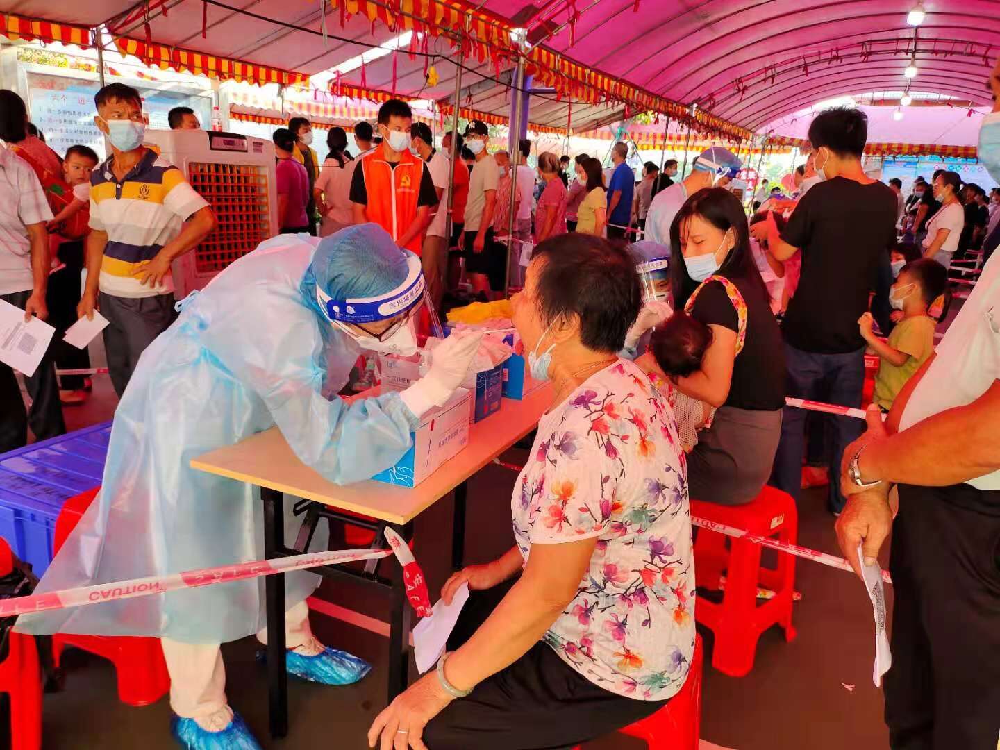 多图直击中山镇街核酸检测现场