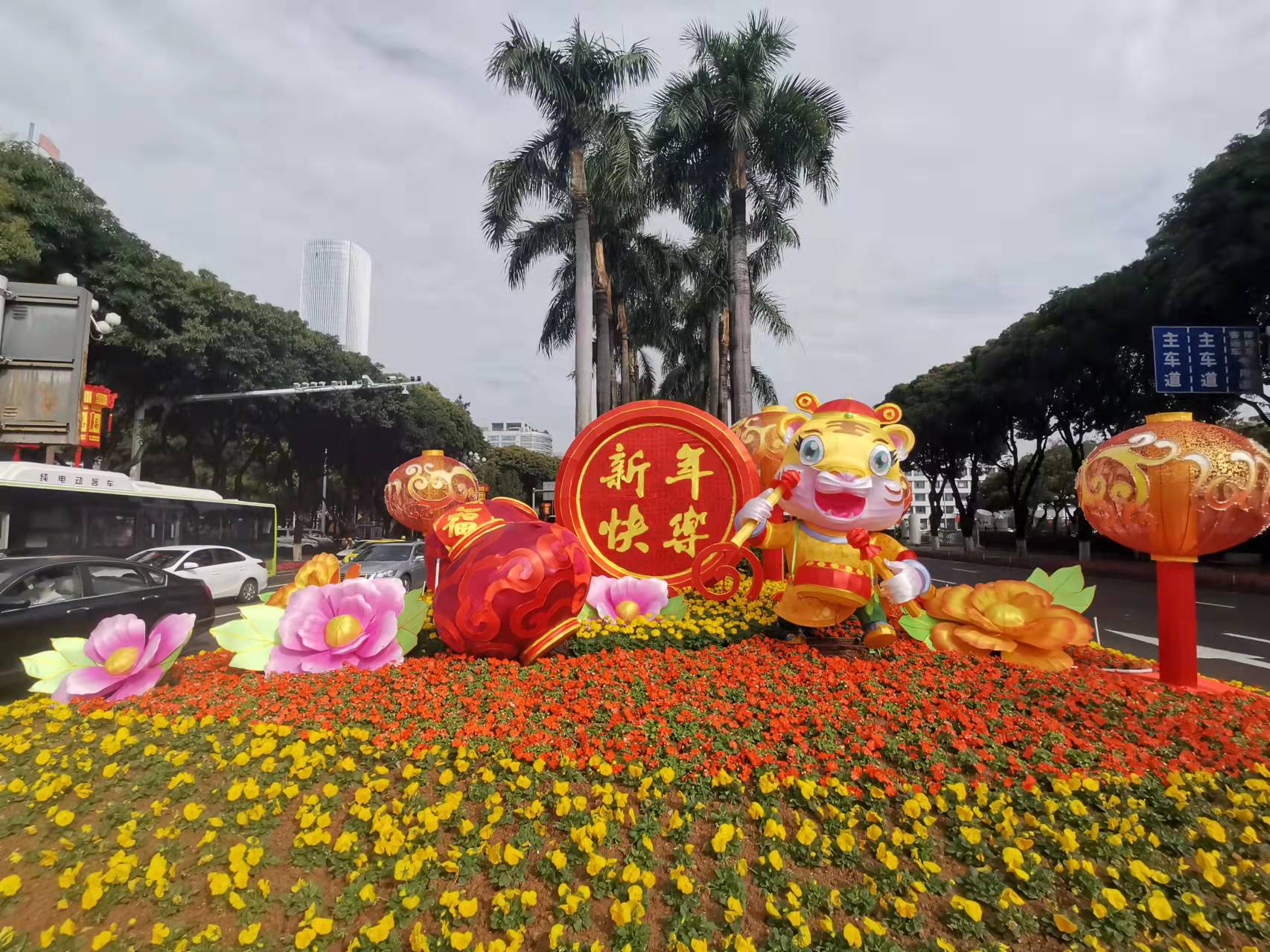 花灯造景装点公园街道中山春节气氛渐浓