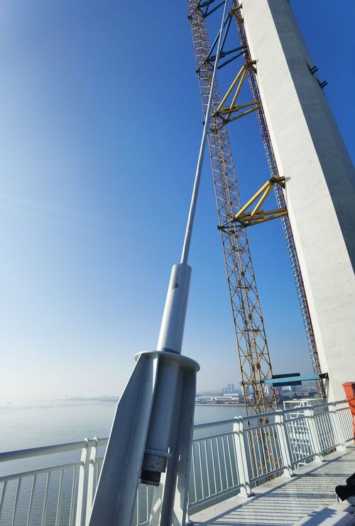 深中通道中山大桥完成首根斜拉索挂设