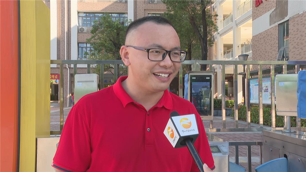 中山市东区松苑中学初二年级级组长,物理一级教师危光明:"前期学校
