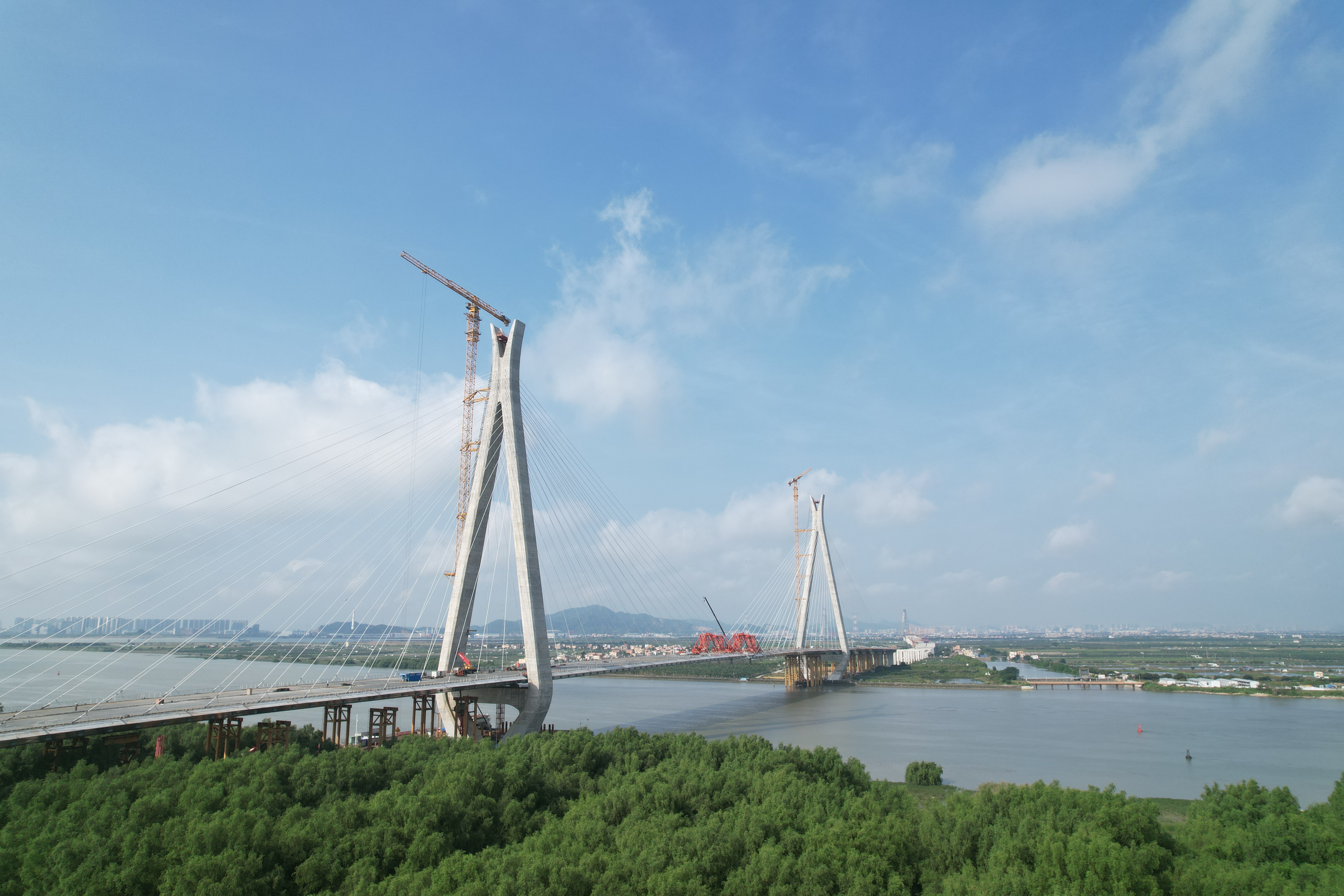 4公里的特大型桥梁工程,连通广州,中山,深圳三市,是国家高速公路网g25