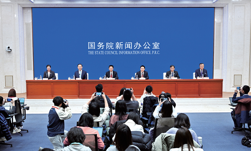 　　2025年1月，经中央金融委员会审议同意，中央金融办、中国证监会、财政部、人力资源社会保障部、中国人民银行、金融监管总局联合印发《关于推动中长期资金入市工作的实施方案》。图为1月23日，国务院新闻办公室在北京举行新闻发布会，相关部门负责同志介绍大力推动中长期资金入市，促进资本市场高质量发展有关情况，并答记者问。 新华社记者 李鑫/摄